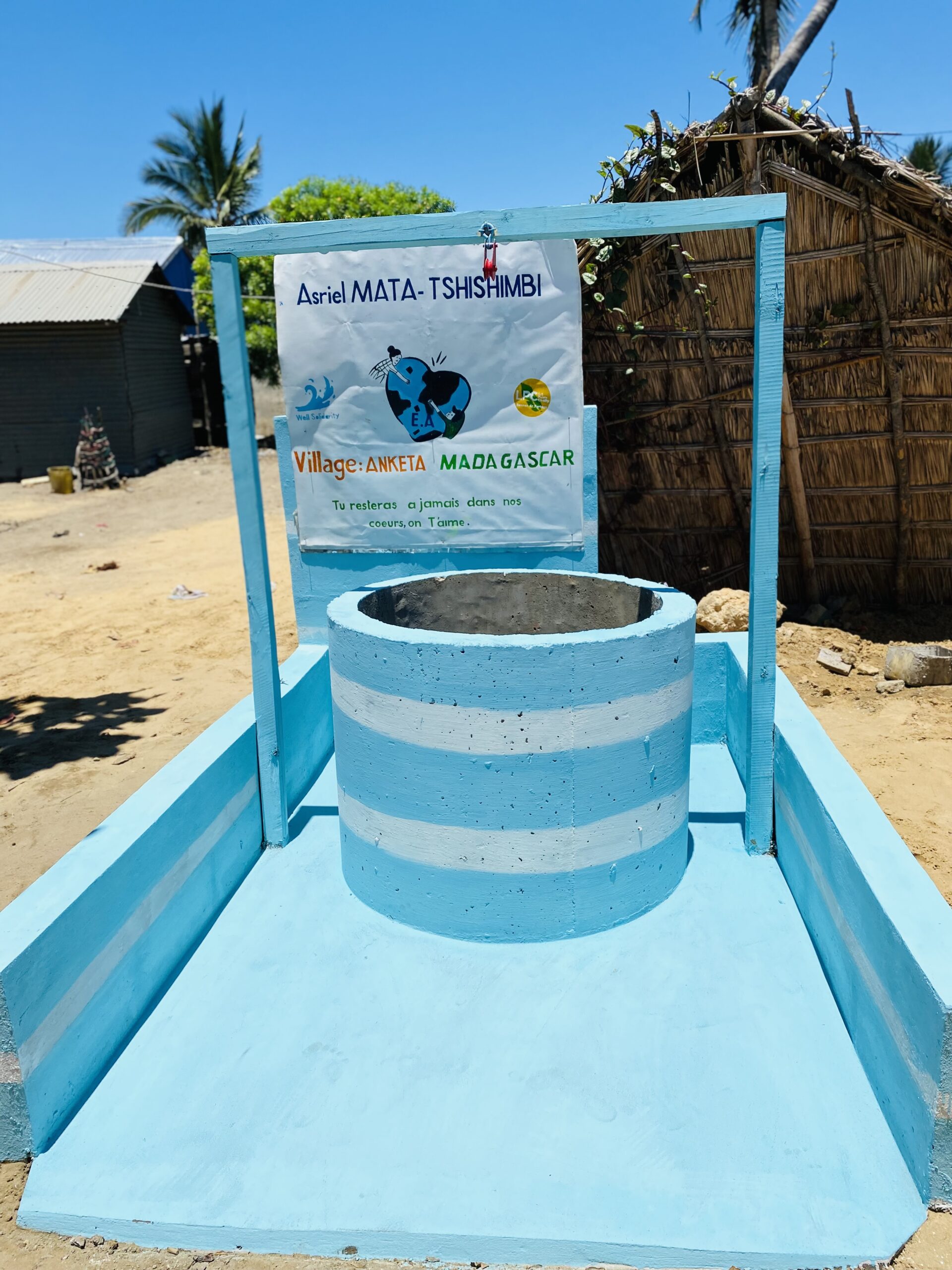 Puits bleu dans un village à Madagascar.