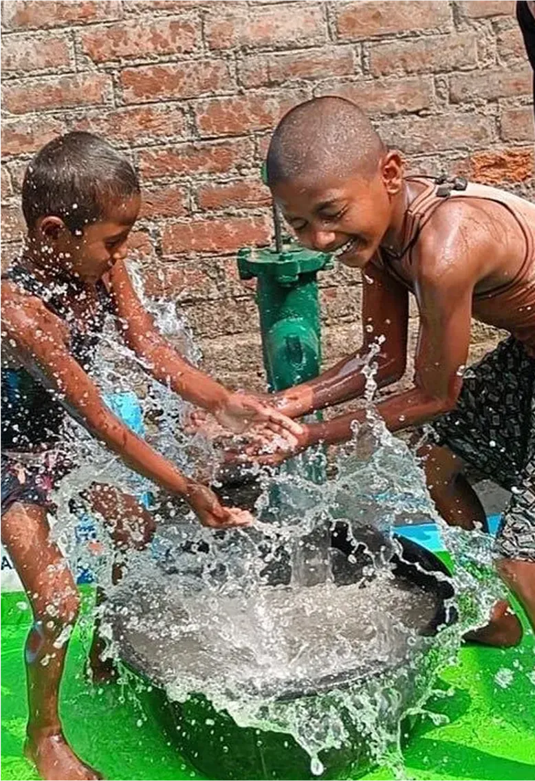 Enfants jouant joyeusement avec l'eau.
