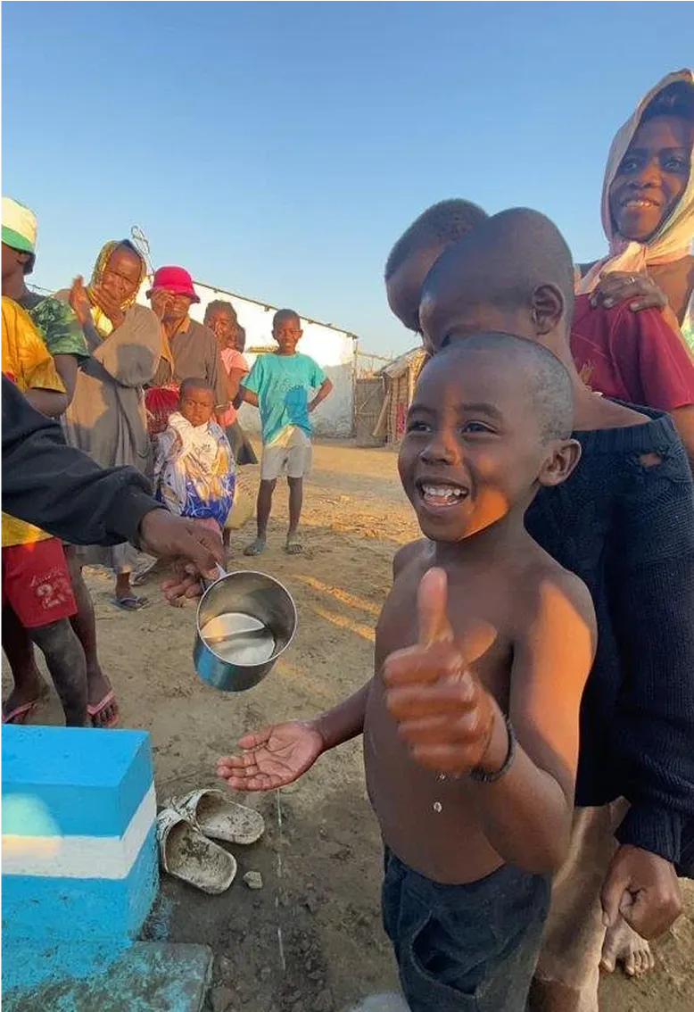 Enfants heureux recevant de l'eau.