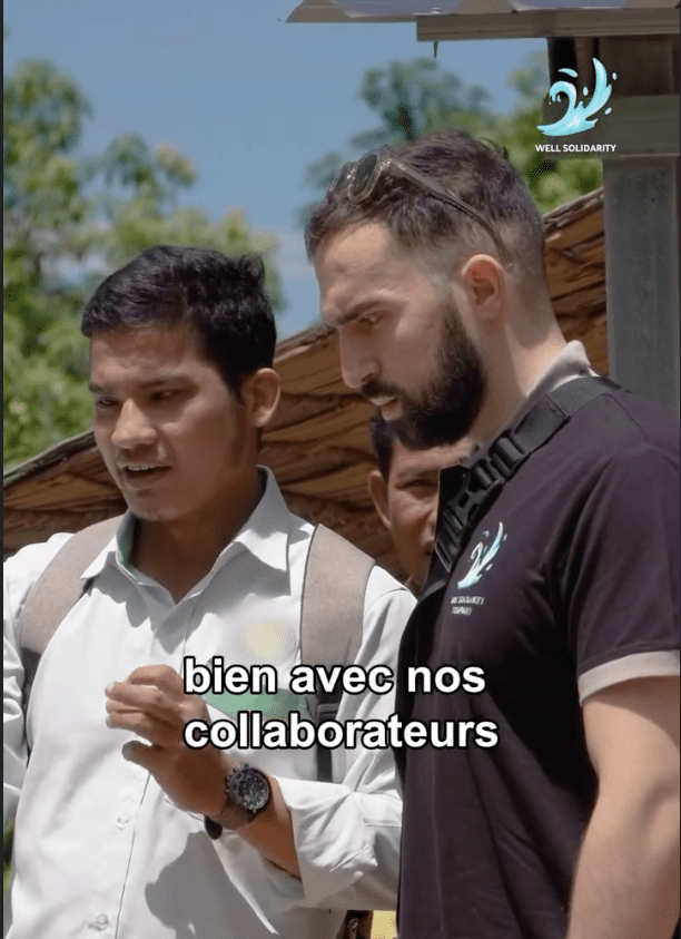 Deux hommes discutant, logo Well Solidarity visible.