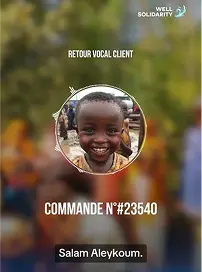 Enfant souriant avec texte de commande.