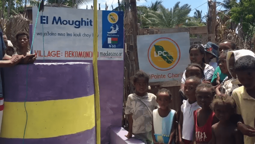 Groupe de personnes près d'un puits à Madagascar.