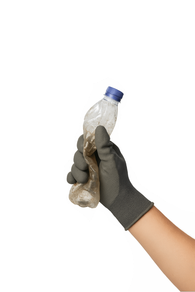 Main gantée tenant bouteille en plastique sale.