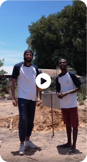 Deux hommes debout, extérieur ensoleillé, terrain de construction.