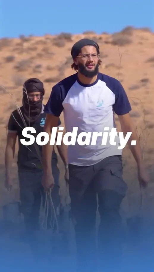 Deux hommes marchant dans un désert.