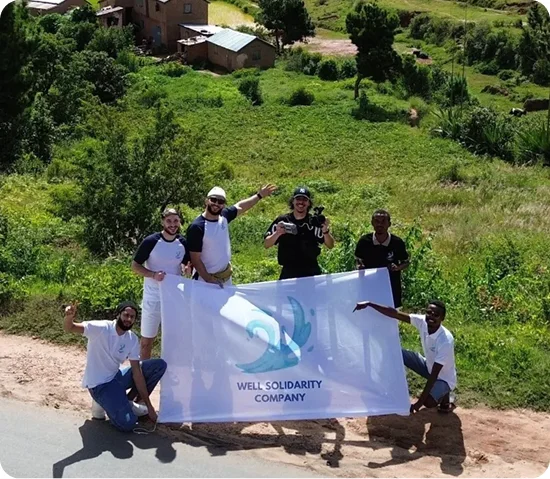 Groupe tenant une bannière Well Solidarity Company.