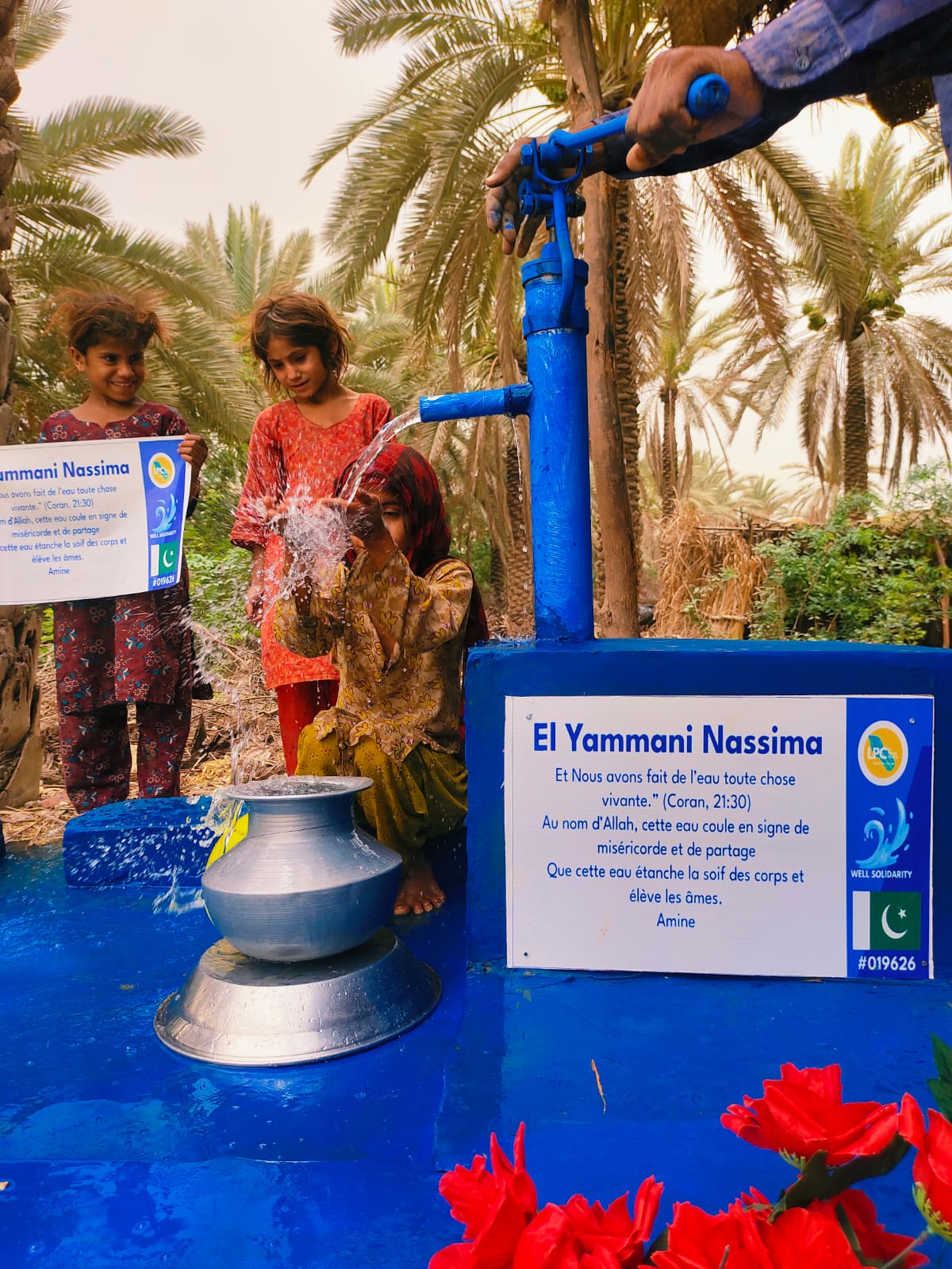 Enfants utilisant une pompe à eau.