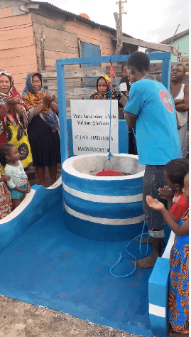 Collecte d'eau à un puits communautaire.