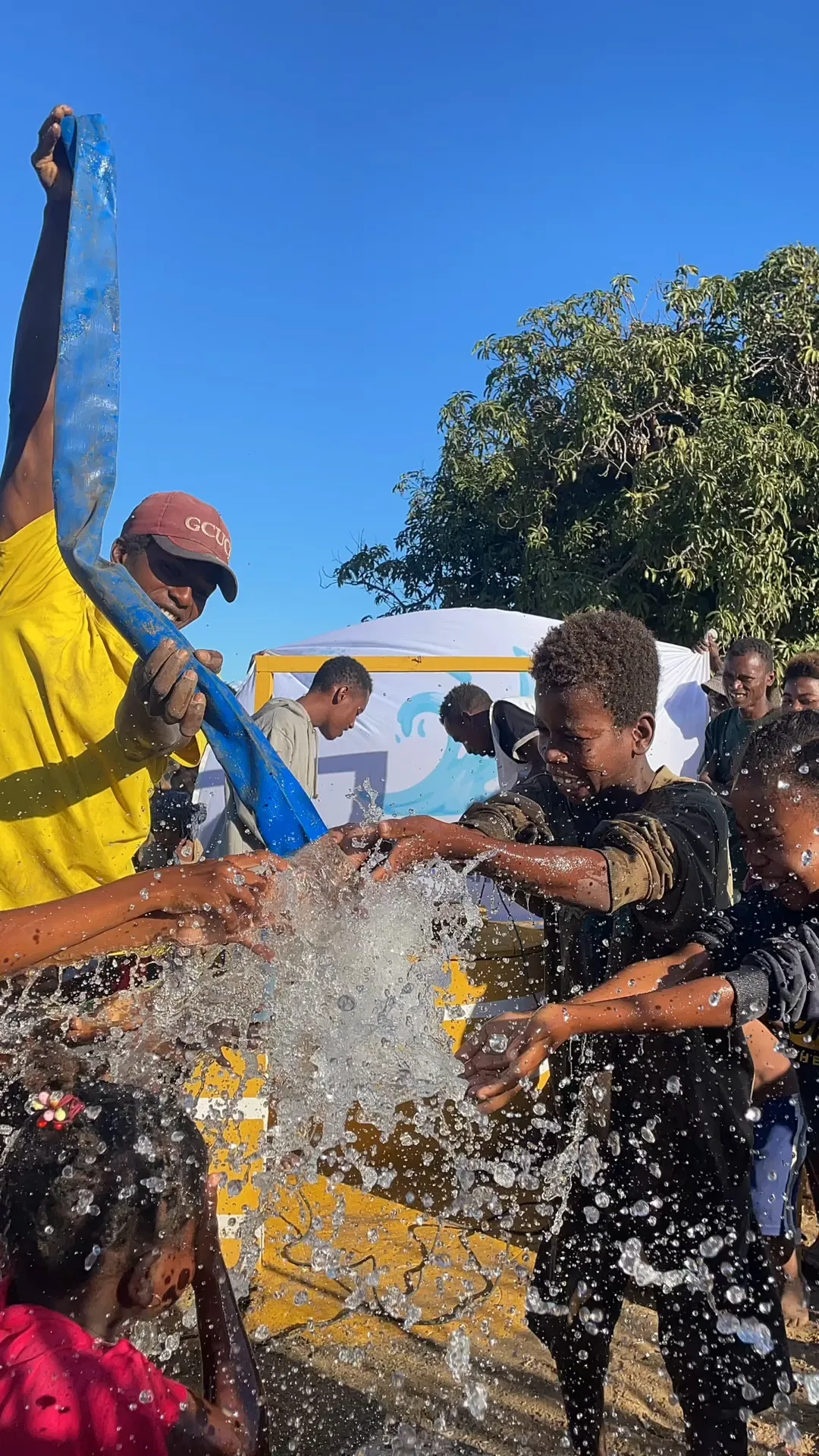 Enfants jouant avec de l'eau éclaboussante.